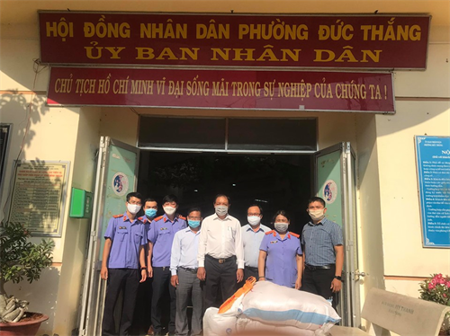 Viện kiểm sát phối hợpTòa án nhân dân thành phố Phan Thiết  chung tay
hỗ trợ lương thực cho bà con vùng tâm dịch đang tạm thời bị cách li.